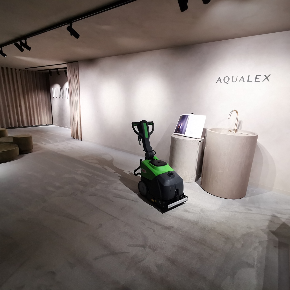 Walk behind schrobzuigmachine CT15 met carpet kit aan de slag bij Aqualex  - Realisaties