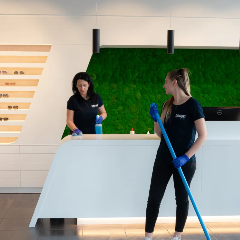 Schoonmaak winkel Zeiss Vision Center Optiek Jo in Zulte