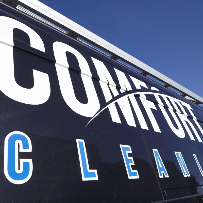 Comfort Cleaning logo op bestelwagen