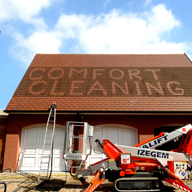 Ontmossen van daken door Comfort Cleaning