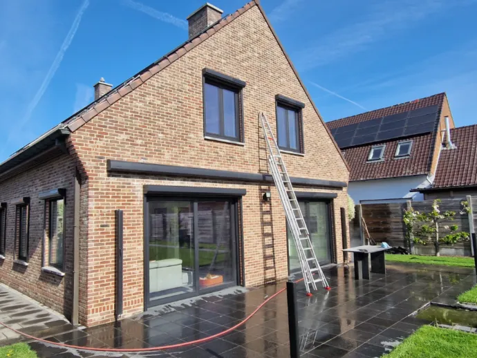Gevelreining met ladder tijdens