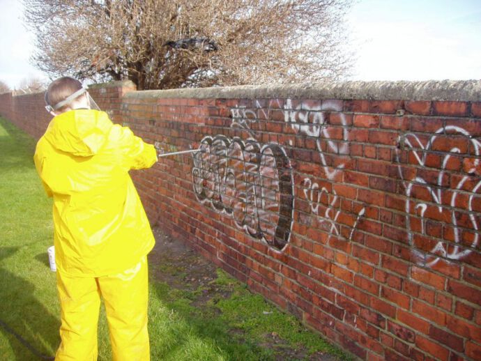 Graffiti verwijderen 1