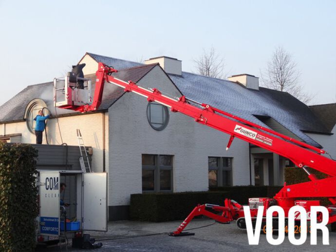 Ontmossen van daken met hoogwerker voor