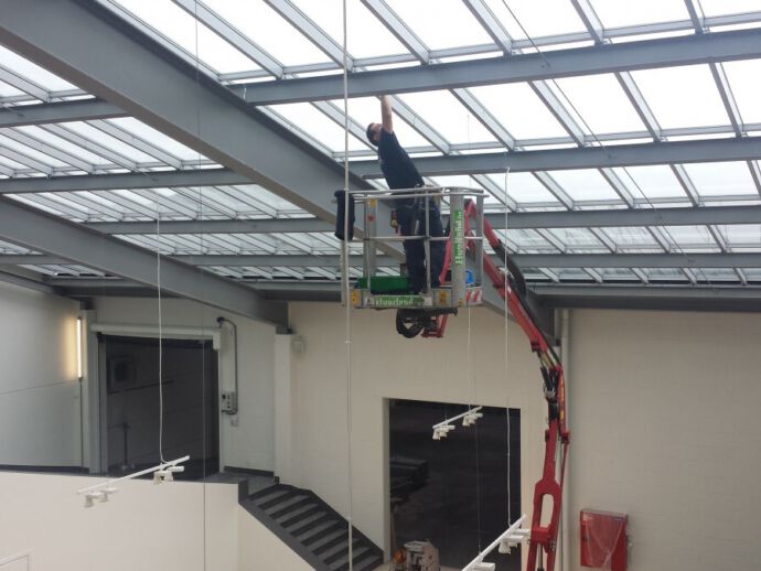 Lichtstraat lichtkoepel glazen dak schoonmaken 1