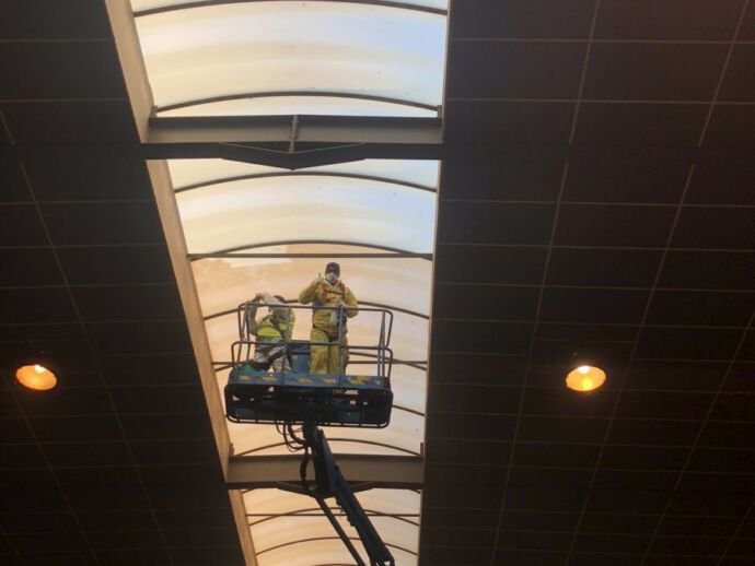 Lichtstraat lichtkoepel glazen dak schoonmaken 8
