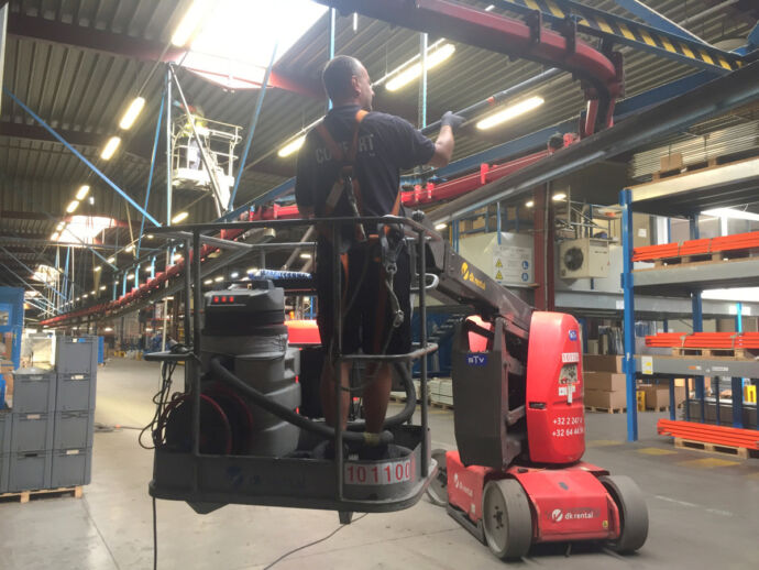 Droogijsstralen transportketting poederlakinstallatie c mec 1